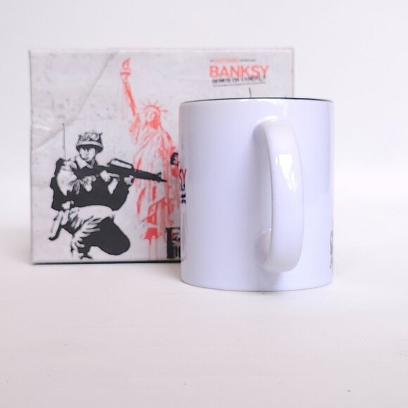 BANKSY GENIUS or VANDAL? Unothorized Echibition Mug BNIP - Picture 3 of 13
